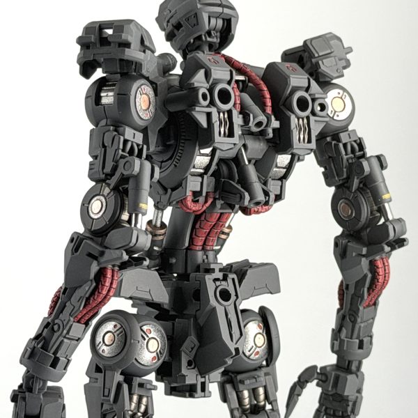 シリンダー部分は金にするか迷いましたが、原作ベースでグレーをベースに全体はつや消し、間接の金属部分のみツヤありで仕上げました。これから外装の処理。今月中に終わるかしら？（5枚目）