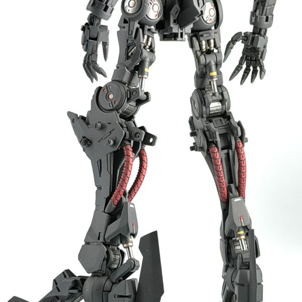 シリンダー部分は金にするか迷いましたが、原作ベースでグレーをベースに全体はつや消し、間接の金属部分のみツヤありで仕上げました。これから外装の処理。今月中に終わるかしら？（6枚目）