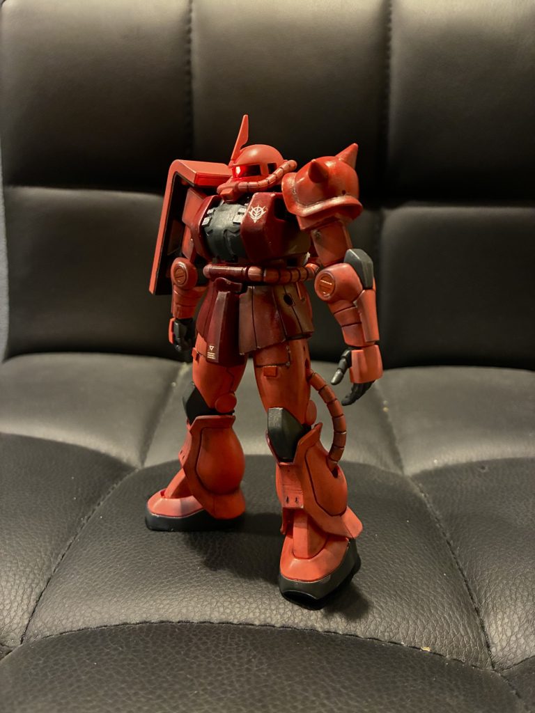 胴体と肩を軽く塗装しまして他は成形色で多少汚しを入れてます。オリジンザクを参考にスジボリもやってみたのですが、まだまだ不慣れなのでガッツリは入れられませんでした…