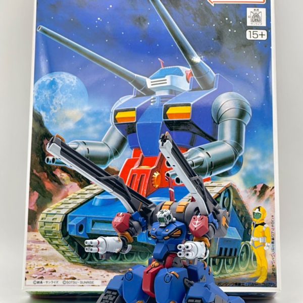 マスキングの手間を省くため全て筆塗りで一気に塗装。はみ出したらリタッチの精神。スミ入れ、トップコートで表面を馴染ませる。最後に、余っていた連邦デカールセットから適当にチョイスしたものを両肩に貼ってトップコートで保護して完成。無事、元旦に間に合いました。（3枚目）