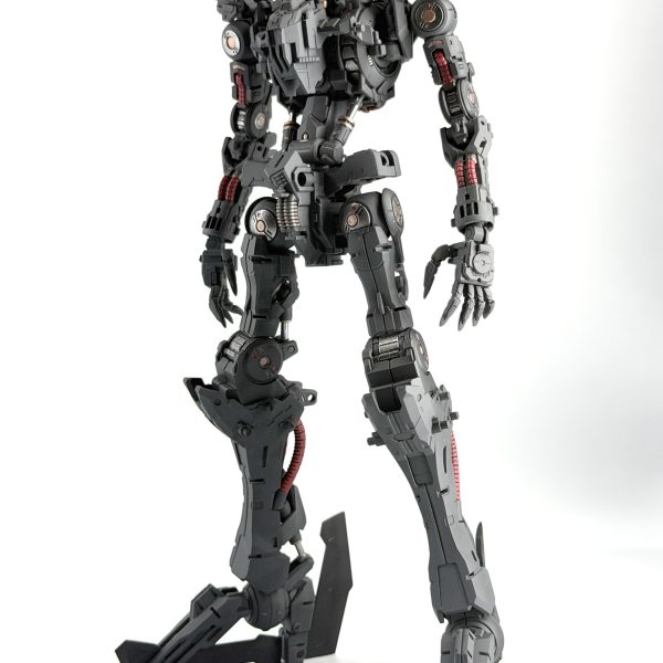 シリンダー部分は金にするか迷いましたが、原作ベースでグレーをベースに全体はつや消し、間接の金属部分のみツヤありで仕上げました。これから外装の処理。今月中に終わるかしら？（2枚目）