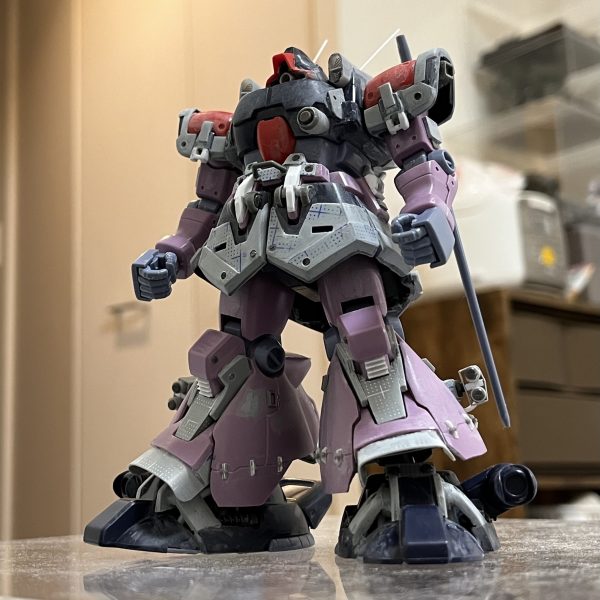 ビフォーアフターです。作品名は「ドムトローペン〜アーティファクト風・ドワッジ仕立て〜」としました😅　美味しく仕上げてゆきたいと思います♪　添付の写真は改造前後の違いです。①ズボンの裾カット・②足の延長・③スカートの裾カット　を行いその上から色々盛ってます。①はアーティファクトのスネの前面曲線や持ち上がった脹脛を意識してます。②もアーティファクトのいかにもスピードが出そうな大きなファバークラフトの足を意識してますが①の前面の曲線を出すと既存の足サイズではつま先がズボンの裾に隠れてしまいバランスが取れませんでした。③は工程が進むにつれ段々違和感を感じ初め（太った人が長ラン?かタキード?着てる様に見えてきました😭）スカートを仕上げる段階でバランスが取れる様に裾をカットしました。（6枚目）