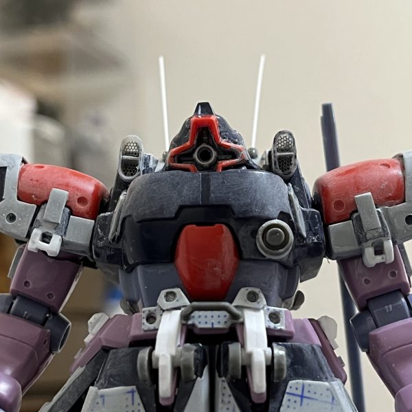 両肩の吸気口と両脹脛の排気口にメッシュを取り付けました。エッジングパーツをハサミとニッパーで切り抜きました😅…大変でした。スカートの丈が長過ぎだったのでカットしました…キットのままだと長過ぎでアンバランスでした…。アーティファクトのスカート後部のデザインがイマイチ好きではなかったので自分なりにアレンジを加えました。アキレス腱辺りと腕はもう少し手を加えた方が良いかなと思いますがディテールの作り込みはほぼ完成です‼️（2枚目）