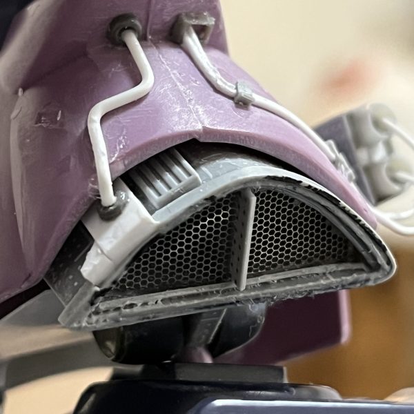 両肩の吸気口と両脹脛の排気口にメッシュを取り付けました。エッジングパーツをハサミとニッパーで切り抜きました😅…大変でした。スカートの丈が長過ぎだったのでカットしました…キットのままだと長過ぎでアンバランスでした…。アーティファクトのスカート後部のデザインがイマイチ好きではなかったので自分なりにアレンジを加えました。アキレス腱辺りと腕はもう少し手を加えた方が良いかなと思いますがディテールの作り込みはほぼ完成です‼️（6枚目）