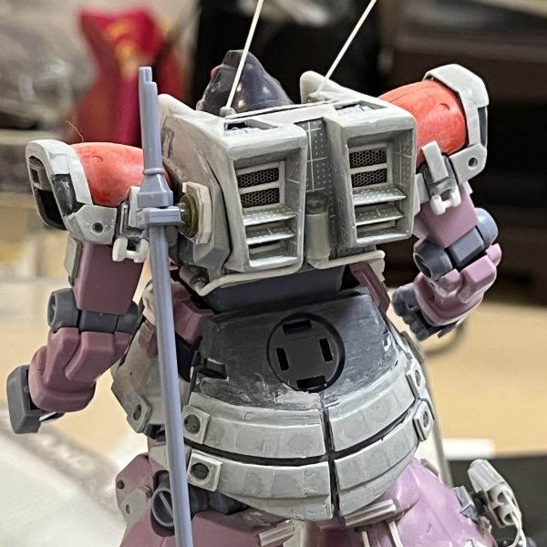 両肩の吸気口と両脹脛の排気口にメッシュを取り付けました。エッジングパーツをハサミとニッパーで切り抜きました😅…大変でした。スカートの丈が長過ぎだったのでカットしました…キットのままだと長過ぎでアンバランスでした…。アーティファクトのスカート後部のデザインがイマイチ好きではなかったので自分なりにアレンジを加えました。アキレス腱辺りと腕はもう少し手を加えた方が良いかなと思いますがディテールの作り込みはほぼ完成です‼️（3枚目）