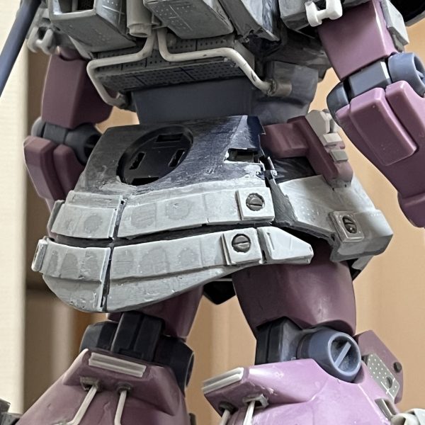 両肩の吸気口と両脹脛の排気口にメッシュを取り付けました。エッジングパーツをハサミとニッパーで切り抜きました😅…大変でした。スカートの丈が長過ぎだったのでカットしました…キットのままだと長過ぎでアンバランスでした…。アーティファクトのスカート後部のデザインがイマイチ好きではなかったので自分なりにアレンジを加えました。アキレス腱辺りと腕はもう少し手を加えた方が良いかなと思いますがディテールの作り込みはほぼ完成です‼️（4枚目）