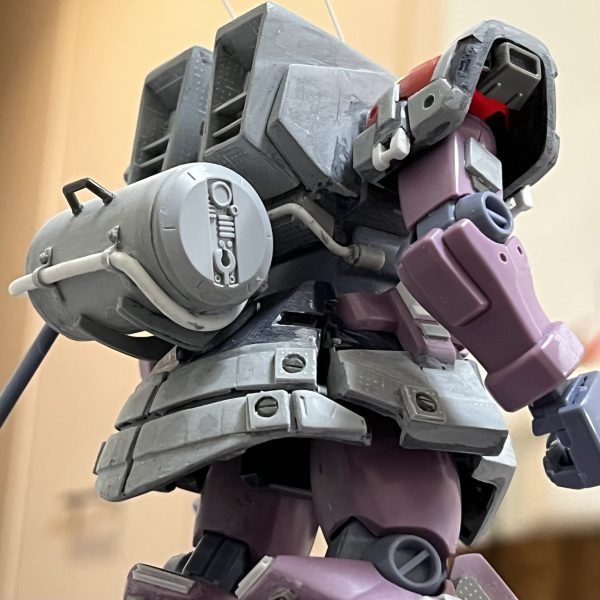 両肩の吸気口と両脹脛の排気口にメッシュを取り付けました。エッジングパーツをハサミとニッパーで切り抜きました😅…大変でした。スカートの丈が長過ぎだったのでカットしました…キットのままだと長過ぎでアンバランスでした…。アーティファクトのスカート後部のデザインがイマイチ好きではなかったので自分なりにアレンジを加えました。アキレス腱辺りと腕はもう少し手を加えた方が良いかなと思いますがディテールの作り込みはほぼ完成です‼️（7枚目）