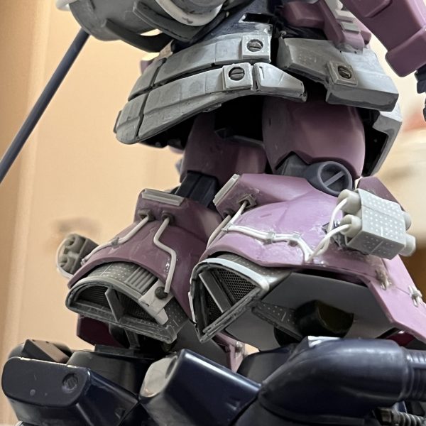 両肩の吸気口と両脹脛の排気口にメッシュを取り付けました。エッジングパーツをハサミとニッパーで切り抜きました😅…大変でした。スカートの丈が長過ぎだったのでカットしました…キットのままだと長過ぎでアンバランスでした…。アーティファクトのスカート後部のデザインがイマイチ好きではなかったので自分なりにアレンジを加えました。アキレス腱辺りと腕はもう少し手を加えた方が良いかなと思いますがディテールの作り込みはほぼ完成です‼️（5枚目）