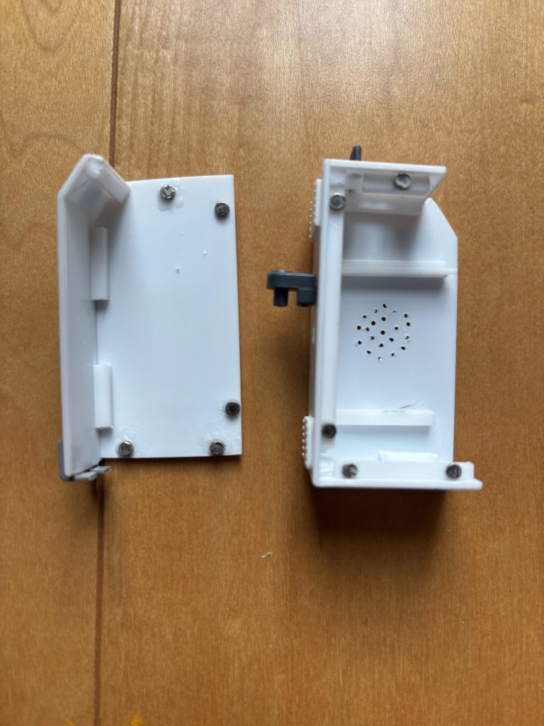 スピーカー部は開口しています、ネオジム磁石で開閉できます