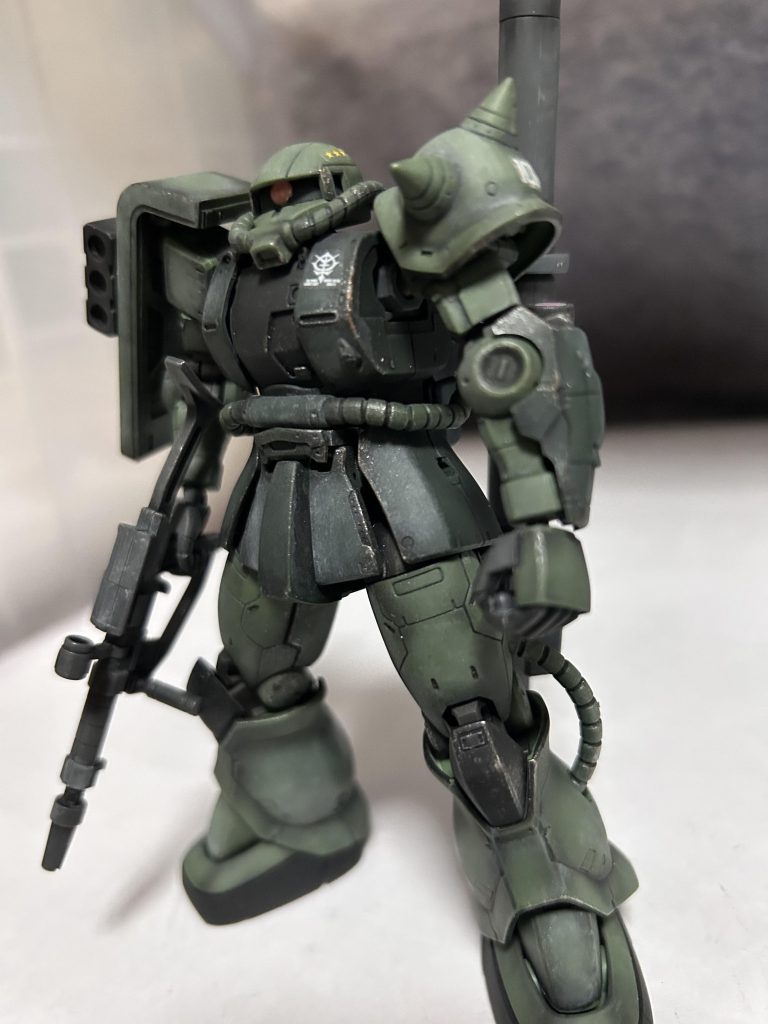 リアルタッチマーカーグレー3（黒）をベースに塗り、メラミンスポンジで拭き取った後にMr.ウェザリングカラーのホワイトダストでハイライトみたいな色を加えています。