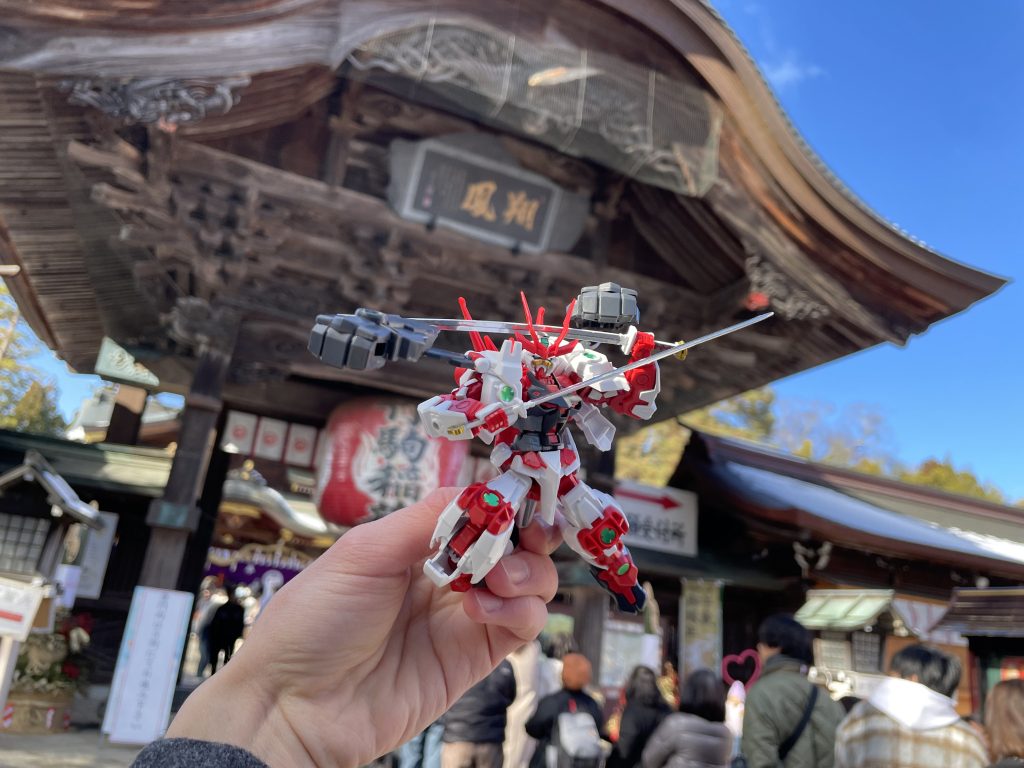 門前その2その1の門と本殿の前にもう1つ門がありまして、その近くの手水舎付近からすっげえ並んでる