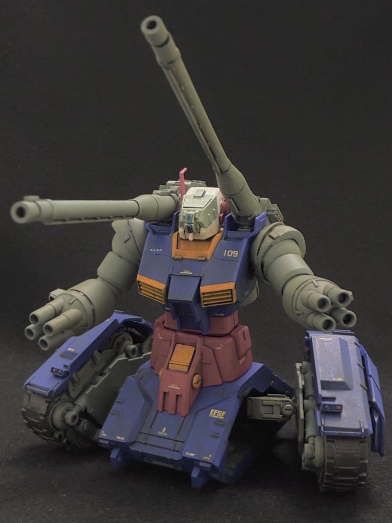 コクピットの装甲化や、胸部や砲尾形状のアレンジ、履帯ユニットの独立可動ギミック追加などの工作を行いました。可動ギミックについては、ホビージャパン24年9月号の作例を模倣しました。