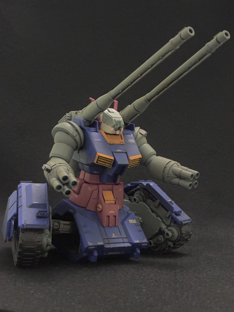 履帯ユニットは複数可動軸をもつアームで車体と接続されておりある程度自由に可動し、姿勢を屈伸したり斜めに傾けることが可能です。