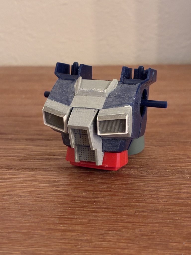 どこかで見たような胸部。肩の接続軸は後にボールジョイントに変更しました。