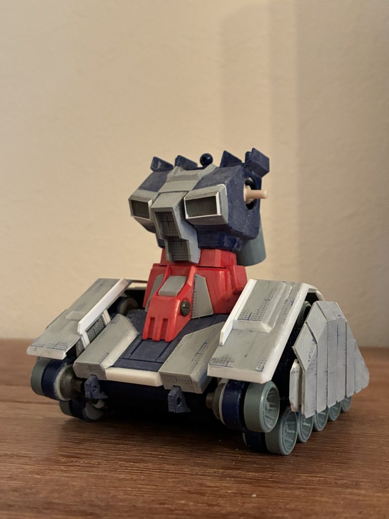 フェンダーを設置したことで全体的に直線的な印象が強くなります。そこで、車体に付いていた円形のパーツ・突起を削除し直線的なものに置き換え馴染ませました。一方で、プラ板で製作した部品はいかにもなプラ板感が出ないよう、C面を設けたり斜めに組むなど、相互に違和感が出ない様注意しました。