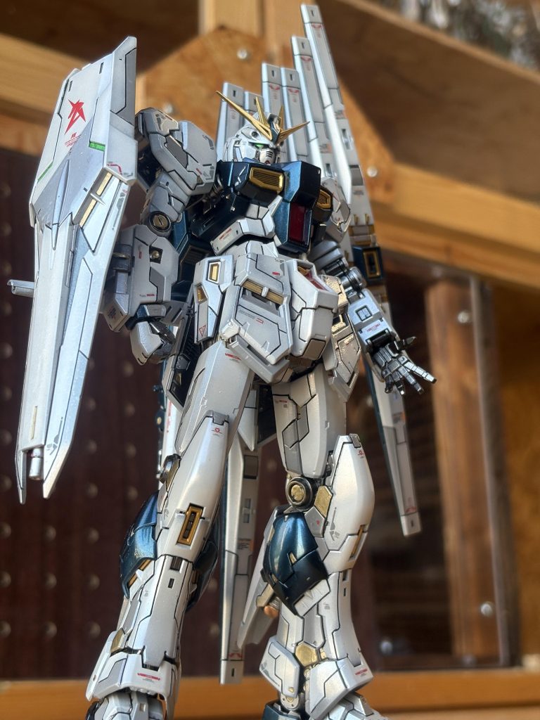 ガンダム系の白外装をグレーで塗り分けるのが個人的にすごく好きですいい感じに塗り分けれたかなと思います