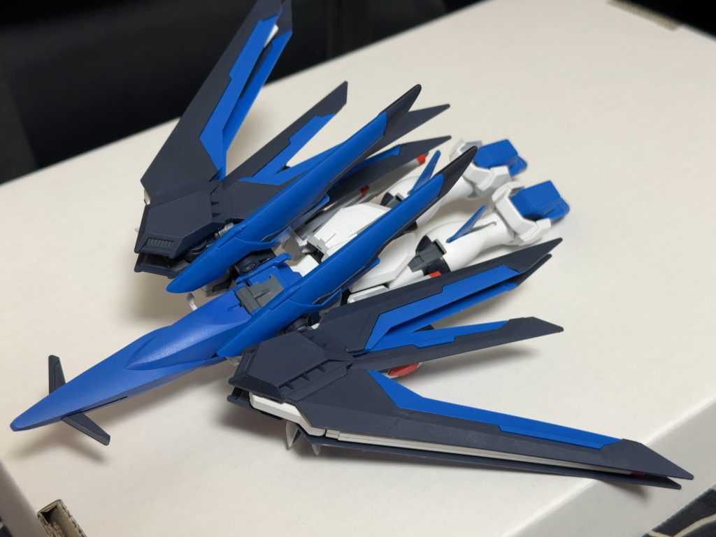 MA形態の写真がなかったので追加シールドジョイントパーツが神隠しにあったのでベタ置きですが、こちらも機首周りのカラーリングを変えています。