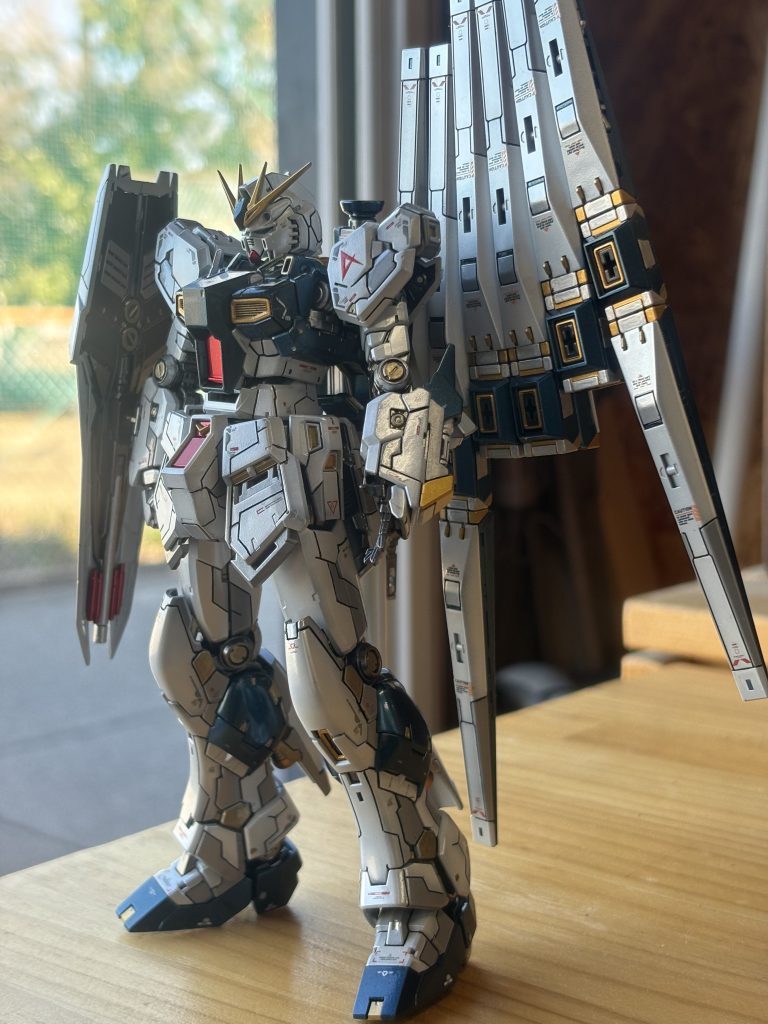 白外装…EXブラック→ニュートラルグレーI→ムーンストーンパール青外装…EXブラック→メタリックブルー→クリアブラック差し色…スターブライトゴールド、ニュートラルグレーⅢ今回下地処理が甘かったせいか塗膜が激ヨワです塗り分けマスキングを剥がす→塗装剥がれ→補修のためのマスキングを剥がす→塗装剥がれ の無限ループに陥りました…