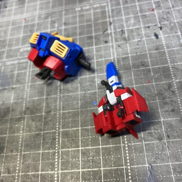 工程の多さになかなか手をつける決心がつかなかったRGを開封しました。初RGです。パーツの小ささと老眼と戦いながら、ようやく上体部とコアファイターまで完成、、、それにしても、このサイズでコアファイターを実際に格納しつつ、とんでもない可動まで実現しているなんて、このモデルを設計したエンジニア凄いですね。と、コアファイターに感動して動かしていたら、ランディング用部品が、部屋の何処かへ飛んで行って行方不明に(zaku-kao10)（2枚目）