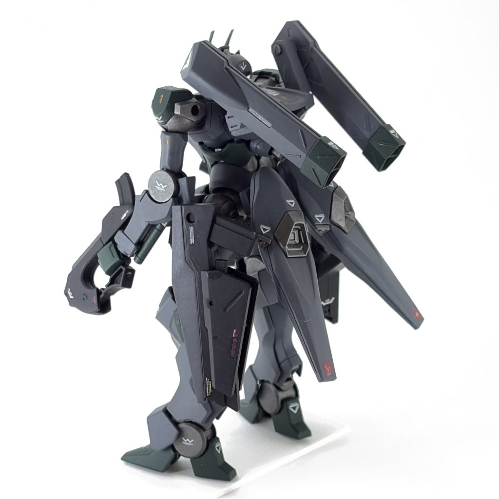 リアスカートにとりつけたブラストブースターのバインダーは、マグネットで着脱できるようになっています（工作の様子を撮り忘れました）