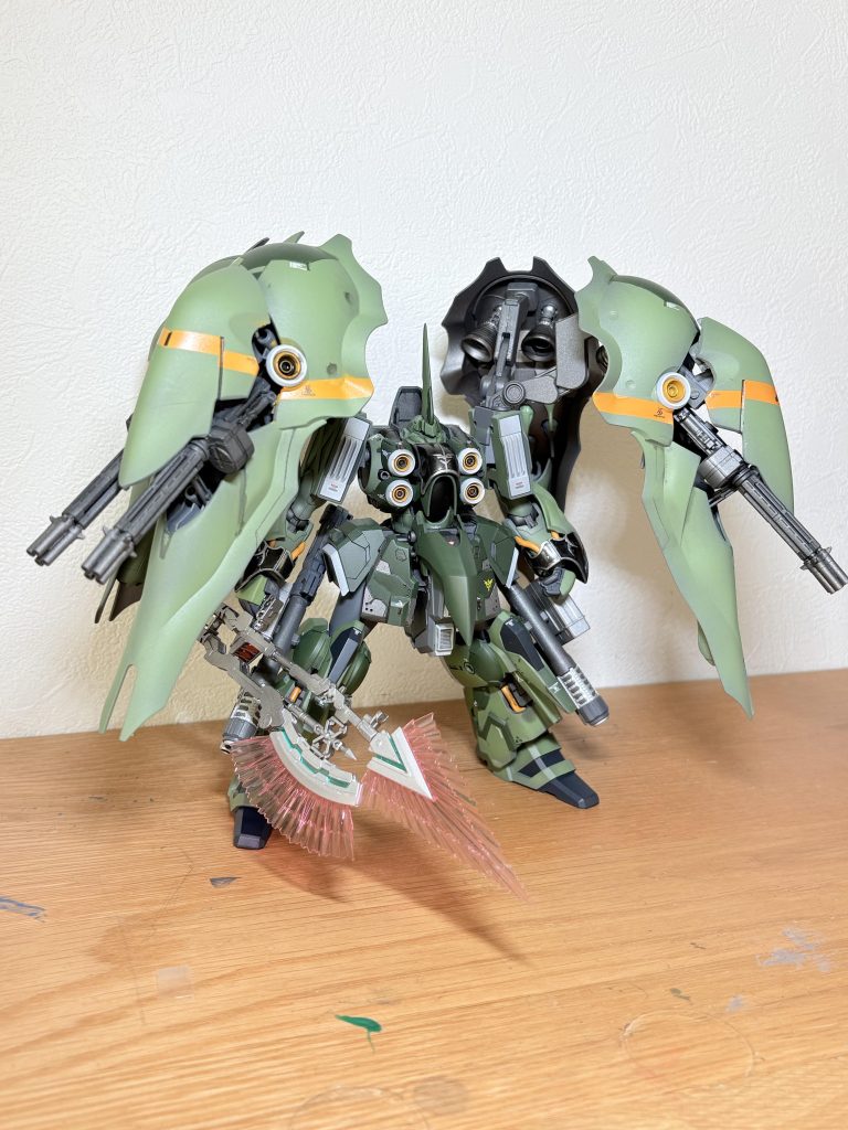 引き気味で全体像を。エングレービングはシルバーと焦鉄色を調色した暗めのシルバーとエナメルブラックで、エナメル剥がすやつで塗装しました。結局この手法がド安定というわけで大物我が家の置き場食いがもう一つ誕生したわけであります...マジでデカい、机置いたら勉強できない。かなりの自信作でしたがいかがでしたでしょうか？是非宜しければいいねかフォローか、コメントしていただけるととても嬉しいです！それではまだ次のキット報告でお会いしましょう！ありがとうございました！