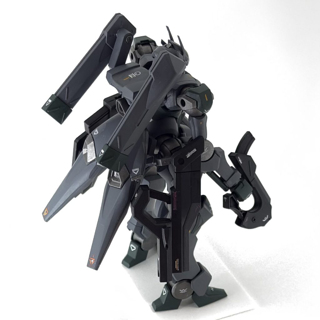 ザウォートの前腕はビームサーベルの柄が剥き出しになっていて、個人的には好きなポイントでした