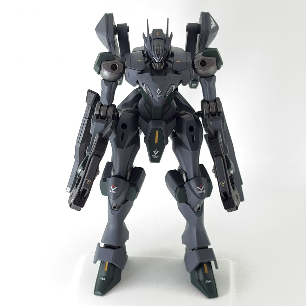 ファラクトの特徴的な胸部の黄色いセンサー（？）は排除し、パテで埋めちゃいました