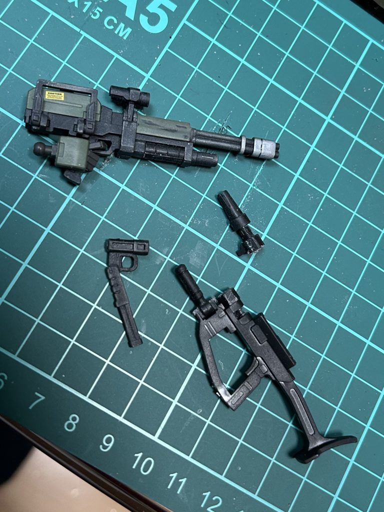 ミニガンのフォアグリップをザクマシンガンのハンドガードを切り出したモノに換装し、グレネードランチャー化しました。