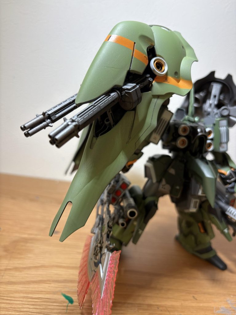 クシャトリヤの改造と言えば！そうですね、バインダー開口ですよね。この作業が1番時間かかりました。ひたすらケガキ針で掘って切り離すんですが、一個につき30分以上掘り続ける苦行となりました。地獄。武装プラットフォームという設定なので、ファンネル以外にも武装乗っけたいよね、ということでRGフルアーマーユニコーンよりビームガトリングガンを借用。バインダーから直結したエネルギーで動作するので比較的威力も高いんじゃないでしょうか。知らんけど。　ちなみに開け閉めもできます。