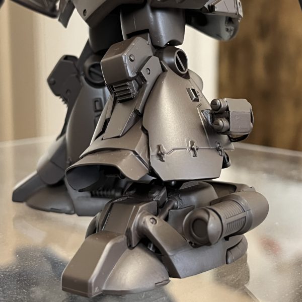 パンッアーシュレックの防楯は弾除けではなく強烈なロケット噴射煙から射手を守るための物らしいですが、この場合防楯の後ろに装着されている照準器を守る為のなんでしょうね。防楯に小さな照準器の覗き穴が開いてます。このバズーカよほどの威力なんでしょう😄吸気口のメッシュと腕、足が見える写真も載せました。例の如くジオラマも予定してますが「動」か「静」か迷ってます。「動」だと足を浮かせて疾走する姿か？「静」であればかなりジオラマを作り込む必要がでてきます。どちらも捨てがたい…😅（7枚目）