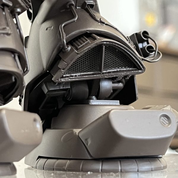 パンッアーシュレックの防楯は弾除けではなく強烈なロケット噴射煙から射手を守るための物らしいですが、この場合防楯の後ろに装着されている照準器を守る為のなんでしょうね。防楯に小さな照準器の覗き穴が開いてます。このバズーカよほどの威力なんでしょう😄吸気口のメッシュと腕、足が見える写真も載せました。例の如くジオラマも予定してますが「動」か「静」か迷ってます。「動」だと足を浮かせて疾走する姿か？「静」であればかなりジオラマを作り込む必要がでてきます。どちらも捨てがたい…😅（6枚目）