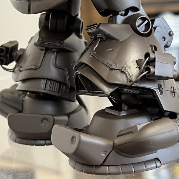 パンッアーシュレックの防楯は弾除けではなく強烈なロケット噴射煙から射手を守るための物らしいですが、この場合防楯の後ろに装着されている照準器を守る為のなんでしょうね。防楯に小さな照準器の覗き穴が開いてます。このバズーカよほどの威力なんでしょう😄吸気口のメッシュと腕、足が見える写真も載せました。例の如くジオラマも予定してますが「動」か「静」か迷ってます。「動」だと足を浮かせて疾走する姿か？「静」であればかなりジオラマを作り込む必要がでてきます。どちらも捨てがたい…😅（5枚目）
