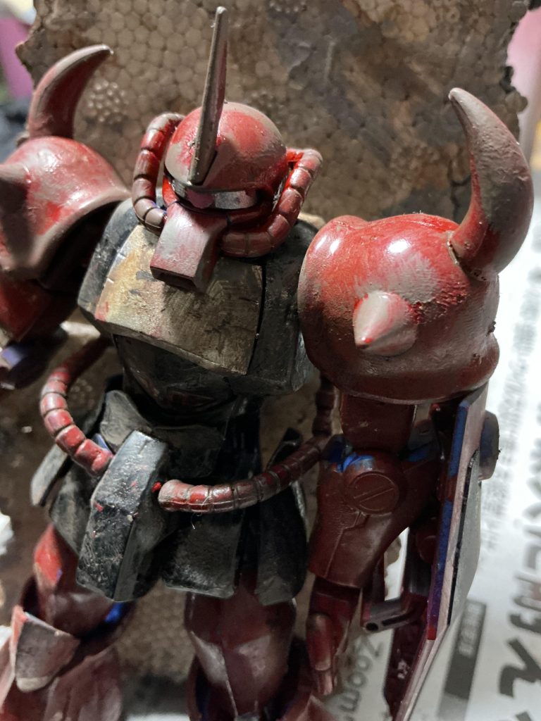 こちらは普通のグフを赤色と銀色と黒色で塗装をしました‼︎ちょい青色残ってるけど許して☆汚れ塗装はνガンダムと同じです