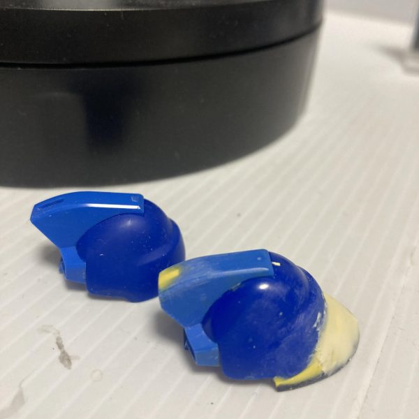 ボディは終わりました😅いやぁキビしかったwツヴァイの胸部をR35に被せて切って貼って、盛って削って・・何とか形になりましたね😅頭部はR35のバイザー・・・トサカ❓削って後頭部伸ばして、動力パイプはザクのを貼り付けて・・それっぽく😊結構時間掛かっちゃったなぁもう少し、早くイケる予定だったんですが休み中に塗装までは・・・🤔うーん無理ゲーかな笑そろそろ腕に・・頑張る😁（4枚目）