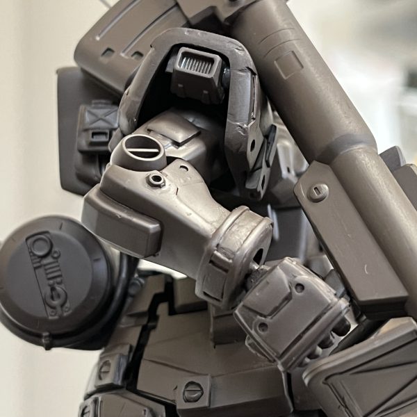 パンッアーシュレックの防楯は弾除けではなく強烈なロケット噴射煙から射手を守るための物らしいですが、この場合防楯の後ろに装着されている照準器を守る為のなんでしょうね。防楯に小さな照準器の覗き穴が開いてます。このバズーカよほどの威力なんでしょう😄吸気口のメッシュと腕、足が見える写真も載せました。例の如くジオラマも予定してますが「動」か「静」か迷ってます。「動」だと足を浮かせて疾走する姿か？「静」であればかなりジオラマを作り込む必要がでてきます。どちらも捨てがたい…😅（3枚目）