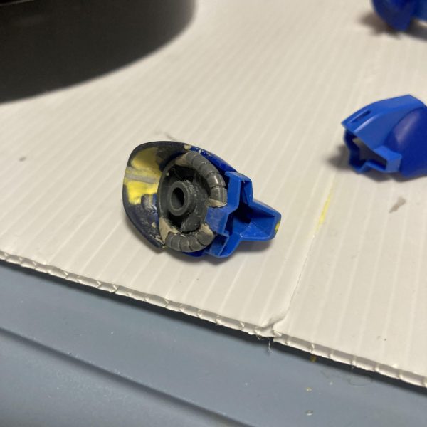 ボディは終わりました😅いやぁキビしかったwツヴァイの胸部をR35に被せて切って貼って、盛って削って・・何とか形になりましたね😅頭部はR35のバイザー・・・トサカ❓削って後頭部伸ばして、動力パイプはザクのを貼り付けて・・それっぽく😊結構時間掛かっちゃったなぁもう少し、早くイケる予定だったんですが休み中に塗装までは・・・🤔うーん無理ゲーかな笑そろそろ腕に・・頑張る😁（5枚目）