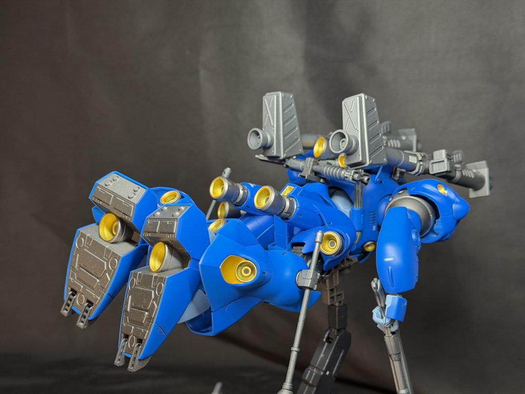 強襲モード?専用台座では無いのでこれが精一杯です。今回は足裏も塗り分けました。