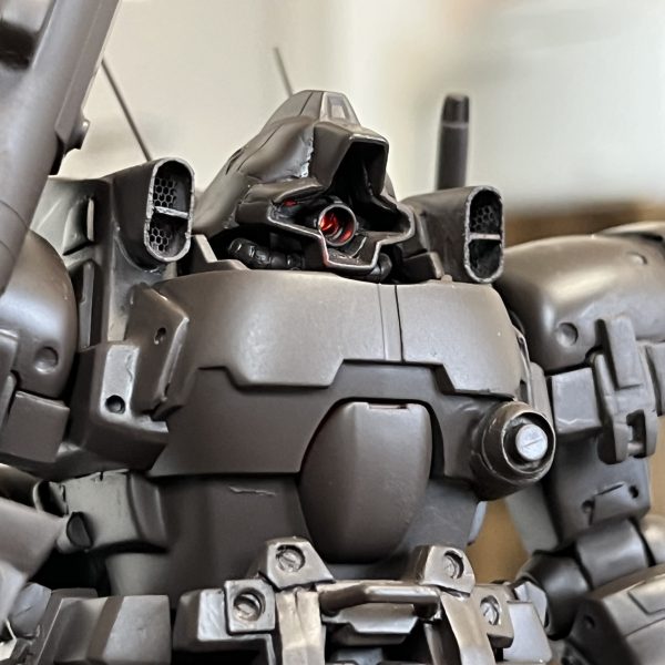 パンッアーシュレックの防楯は弾除けではなく強烈なロケット噴射煙から射手を守るための物らしいですが、この場合防楯の後ろに装着されている照準器を守る為のなんでしょうね。防楯に小さな照準器の覗き穴が開いてます。このバズーカよほどの威力なんでしょう😄吸気口のメッシュと腕、足が見える写真も載せました。例の如くジオラマも予定してますが「動」か「静」か迷ってます。「動」だと足を浮かせて疾走する姿か？「静」であればかなりジオラマを作り込む必要がでてきます。どちらも捨てがたい…😅（2枚目）