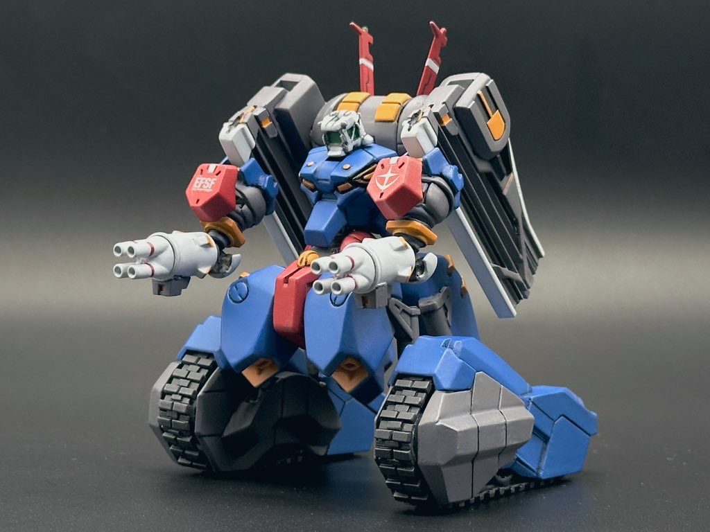 レールガンは折り畳み機構があり、腕部位置も必要に応じて移動します。上半身と駆動部はハイドロサスペンション接続方式なので、機体が上下に伸縮します。