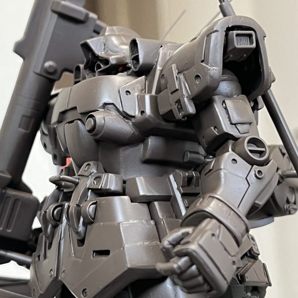 パンッアーシュレックの防楯は弾除けではなく強烈なロケット噴射煙から射手を守るための物らしいですが、この場合防楯の後ろに装着されている照準器を守る為のなんでしょうね。防楯に小さな照準器の覗き穴が開いてます。このバズーカよほどの威力なんでしょう😄吸気口のメッシュと腕、足が見える写真も載せました。例の如くジオラマも予定してますが「動」か「静」か迷ってます。「動」だと足を浮かせて疾走する姿か？「静」であればかなりジオラマを作り込む必要がでてきます。どちらも捨てがたい…😅（4枚目）