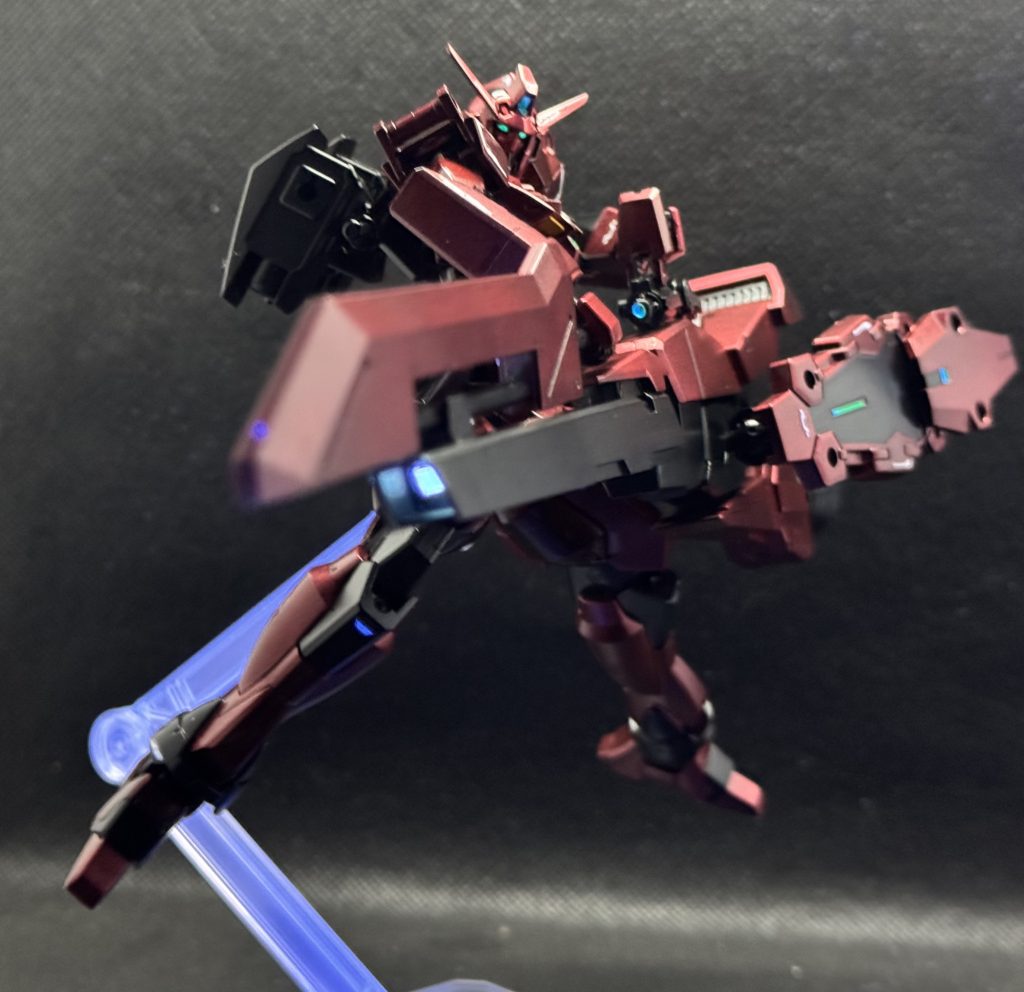 最後まで見ていただきありがとうございましたサザビーのパーツを使わずサザビーを再現。何かしらギミックを混ぜたいなと考えているところに赤いガンダムを見てサザビーガンダムだ！とアイデアが浮かびました。メイン装甲を赤2色で塗り分けしたけど写真だとほぼわからなくなってしまって(涙)、もっと色味を変えないととなりました