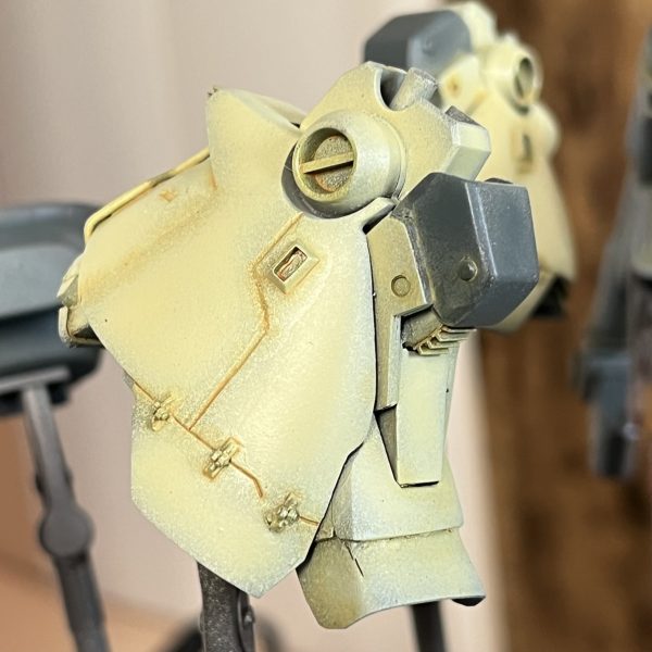 今回砂漠が舞台となるので墨入れ材はタミヤの（オレンジブラウン）を使用しました。凹み部分にタッチアップし余分に被った所は綿棒で拭き取ります。縦のスジは唯一苦手なスジ掘りを行った箇所です😅（2枚目）