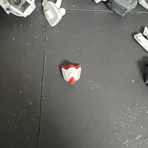 キットのままだと頬が痩けてるように思えたのでフェイスパーツにパテを盛りつけ。後ハメ加工したのはこれをやるためでもあったが、効果はあるだろうか・・・白く塗ればわかりやすくなるはず。（2枚目）