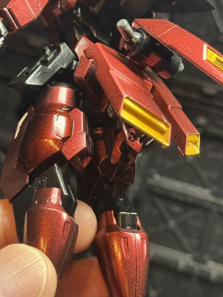 元のフェイスパーツはサザビーのスカート裏に取り付けパーツ紛失を阻止するため余りパーツは無し！