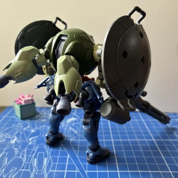 息抜きで久々にミキシングしてみました。鉄オル機体のミキシングの容易さが凄すぎる✨特にグレイズやロディ系超好き↓小一時間で考えた簡単な設定です設計思想は「対MA随伴機・プルーマ殲滅特化型」射撃兵装を豊富にし、効率良くプルーマを殲滅又は分断、これによりエース機によるMA討伐を有利にする目的で開発（2枚目）