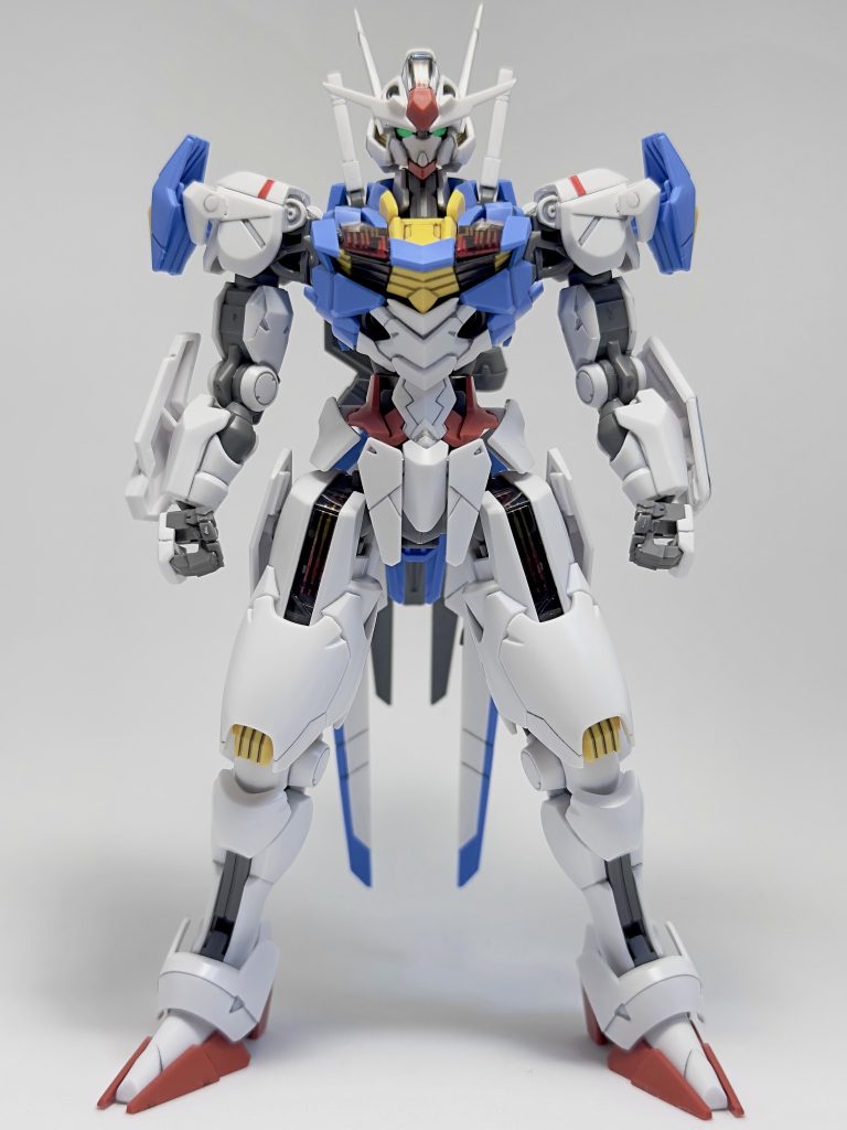 まずは、スミ入れ状態。ビットオンフォームで正面から。改造箇所は頭部アンテナのシャープ加工と脚部取り付け位置を下にずらした(太腿の関節部パーツを上下逆にした)のみで後は素組みです。