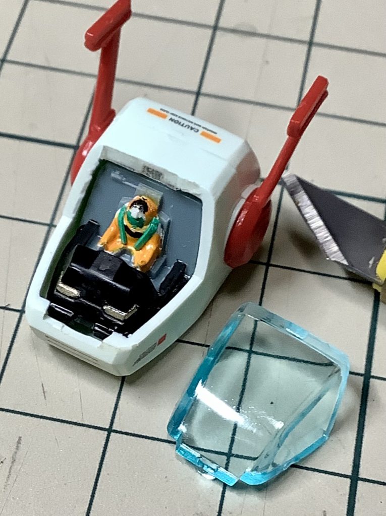 シートベルトはプラ棒細くして取付け。ヘルメット前部にも突起追加してそれなりにしてみました。遠目から見るとそれなりです♪