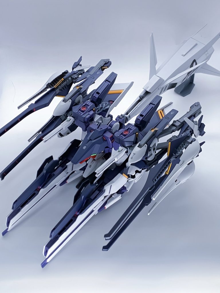 全体像がこちら。撮影ブースに入りきれずに見切れてしまっておりますが、大迫力です。(この時はドラムフレーム基部にブーストポッド付け忘れてますね…)ガブスレイのコンセプトを引き継いだ機体にギャプランのブースターが付いていて面白い。