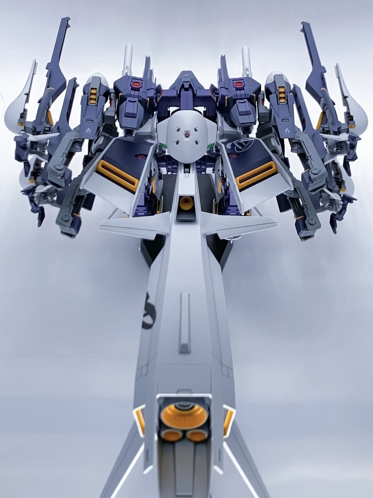 背面から。やはりギャプラン用ブースターの存在感が半端ない。続いて分離状態です。