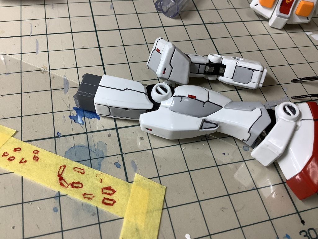 今回は、レッドチップを少々。白の発色が弱く、4度塗りしたため、せっかく頑張ったスジぼりがほとんど埋まる結果に！　掘り直しや、墨入れの拭き取りを、墨を消さない様に慎重にするのが大変でしたね。